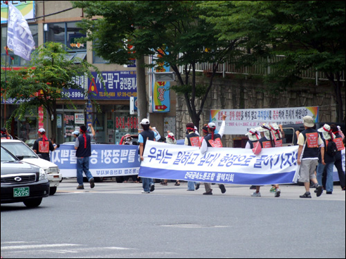 엄사사거리에서 시작된 콜텍노동자들의 가두투쟁은 계룡시청 앞에서 멈추었다. 